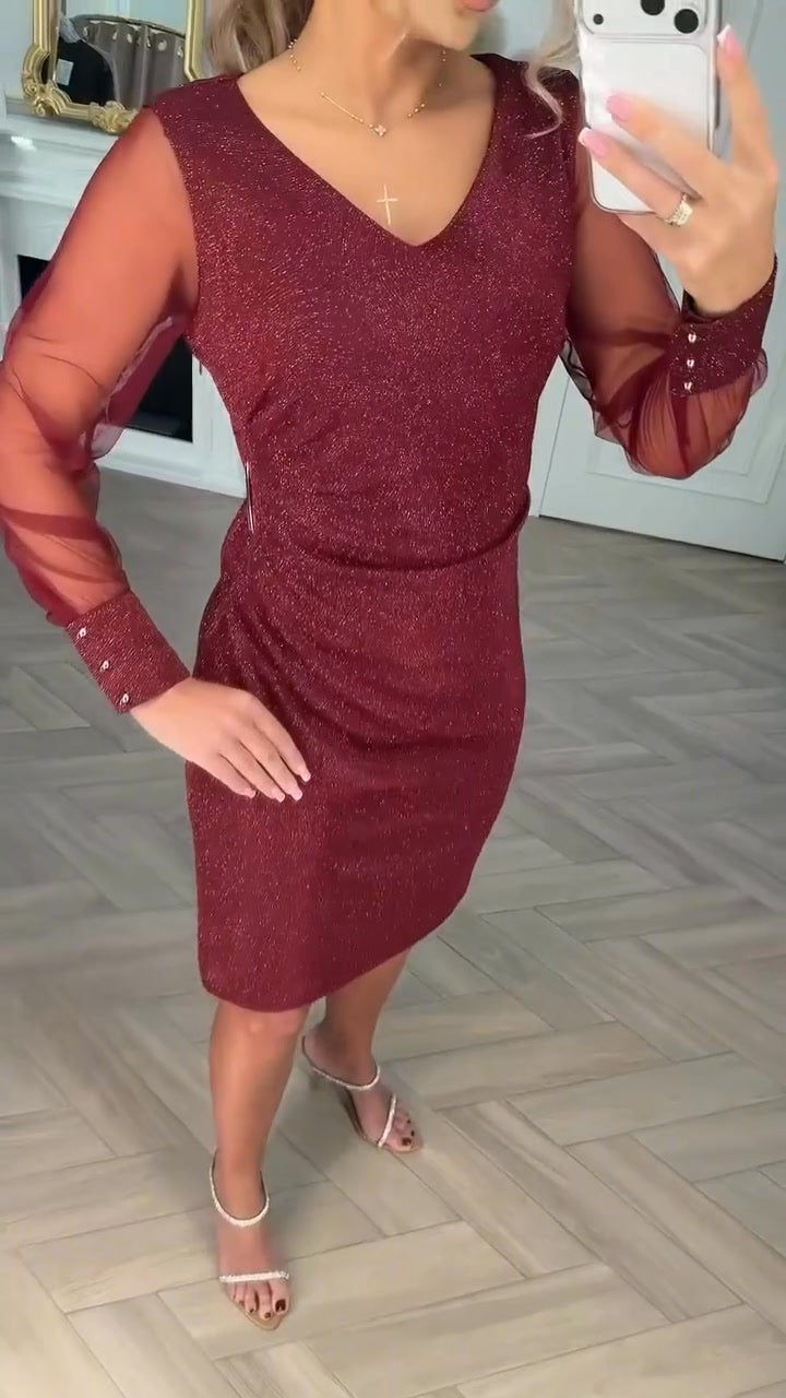 Funkelndes Kleid mit V-Ausschnitt und Patchwork-Details