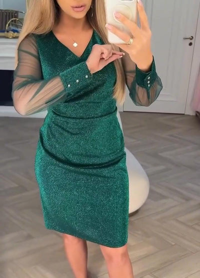 Funkelndes Kleid mit V-Ausschnitt und Patchwork-Details