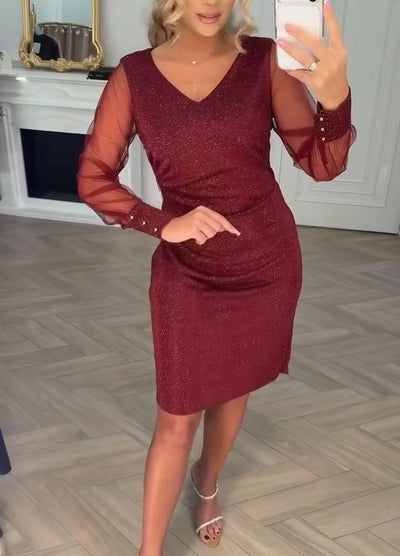 Funkelndes Kleid mit V-Ausschnitt und Patchwork-Details